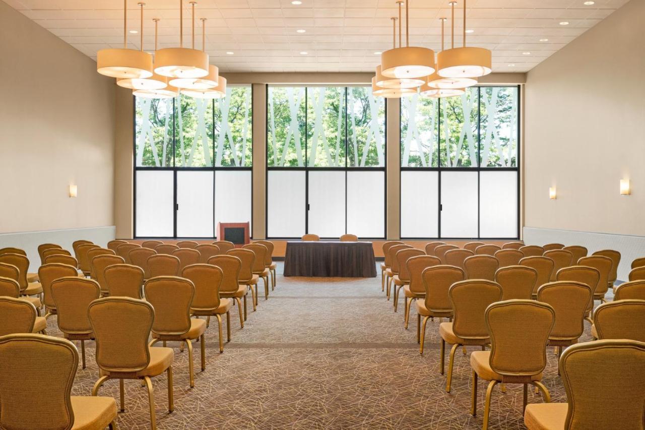 Holiday Inn Boston - Cambridge Area By Ihg Сомервилл Экстерьер фото