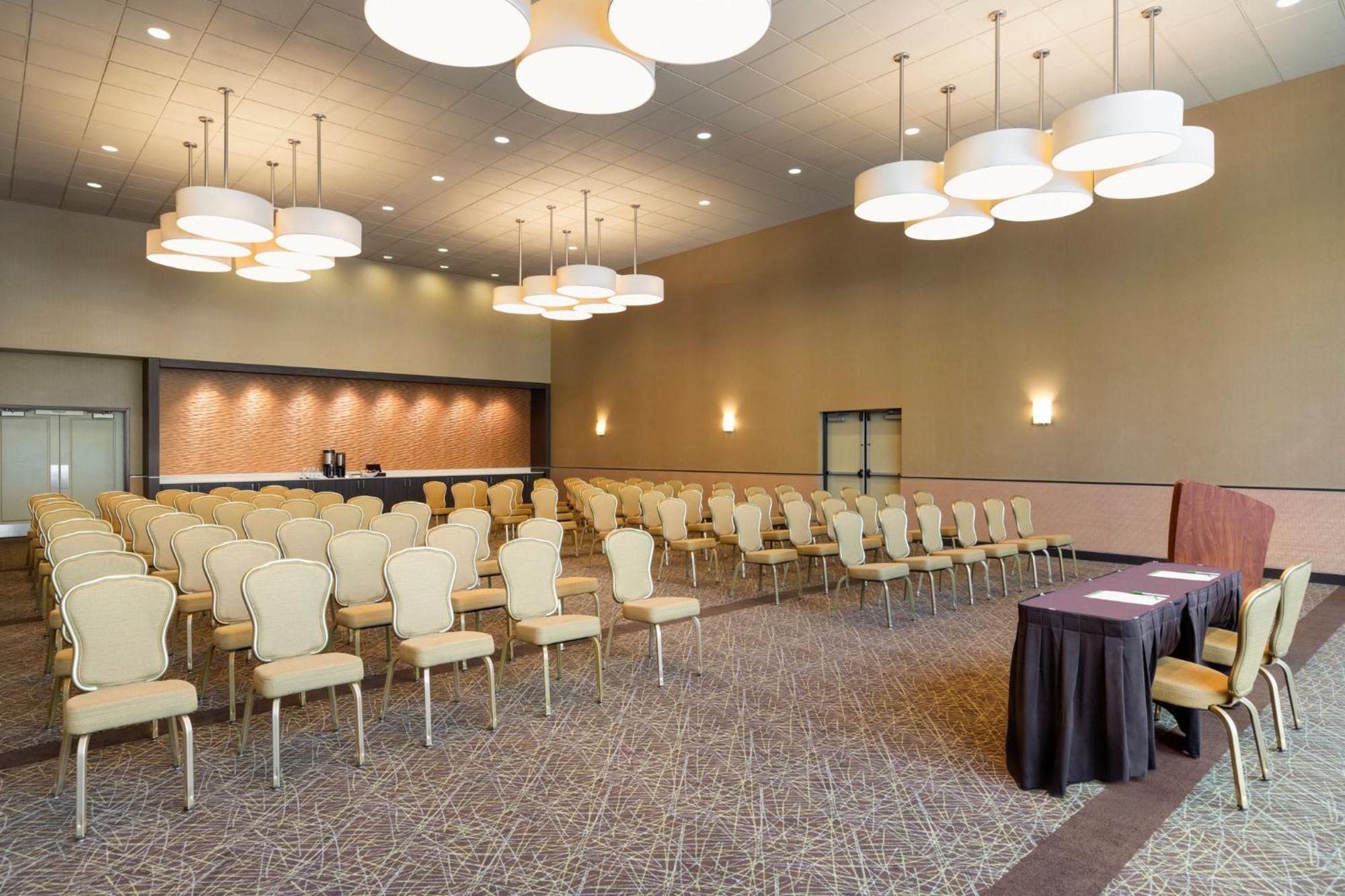 Holiday Inn Boston - Cambridge Area By Ihg Сомервилл Экстерьер фото